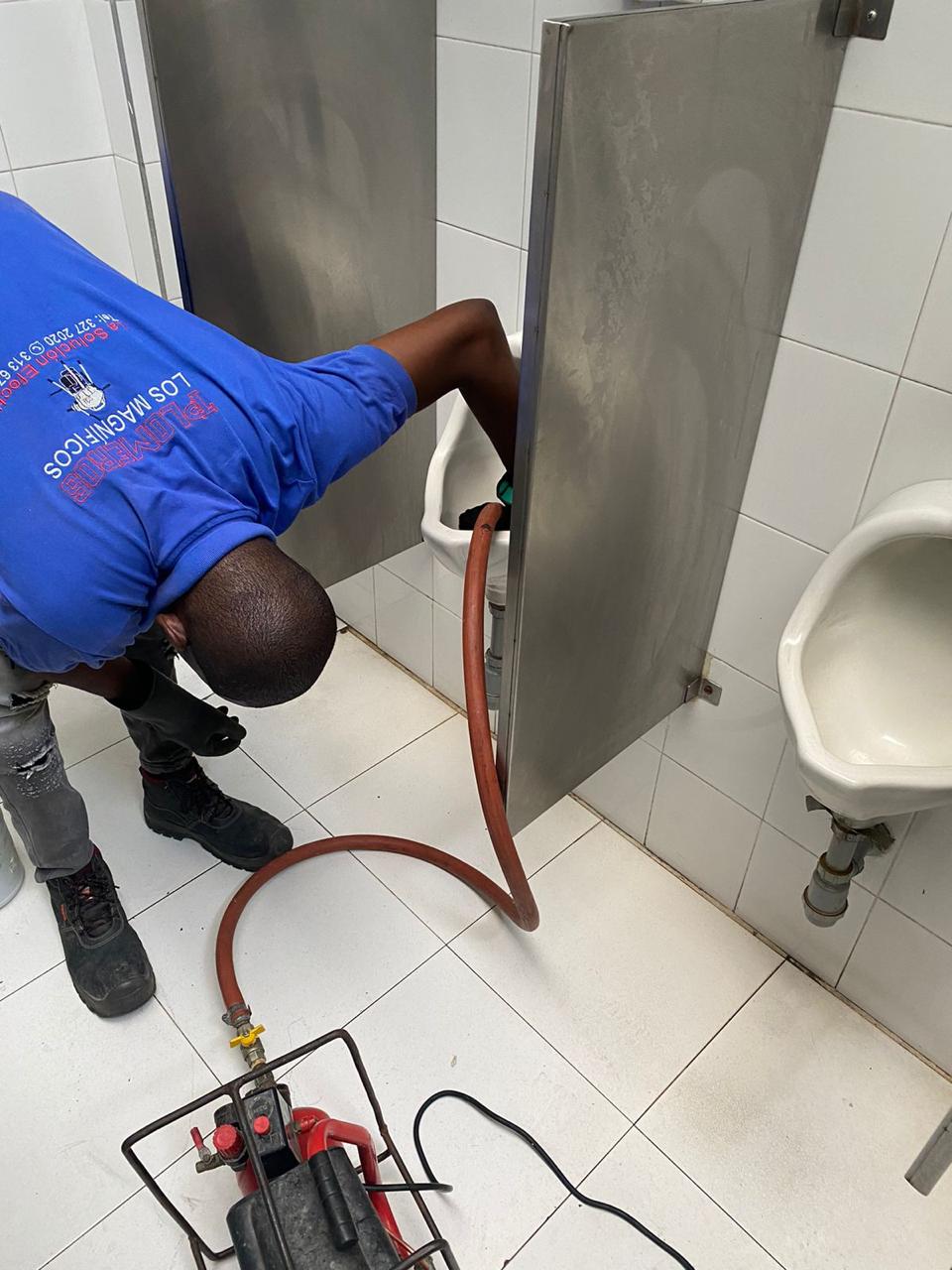 Reparación de fuga en baño